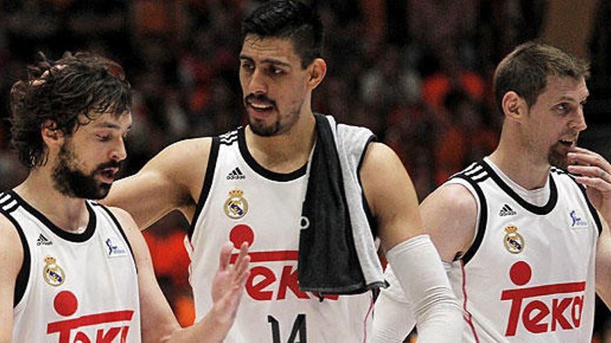 Llull, Ayón y Nocioni, en un tiempo muerto.