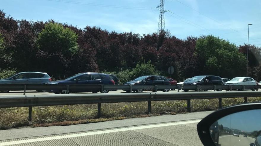 Un pinchazo y la gran afluencia de coches hacia la costa generan retenciones en la &quot;Y&quot;