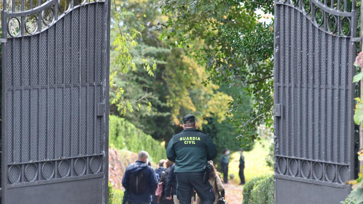 Un agente de la Guardia Civil, a la entrada del pazo de Meirás