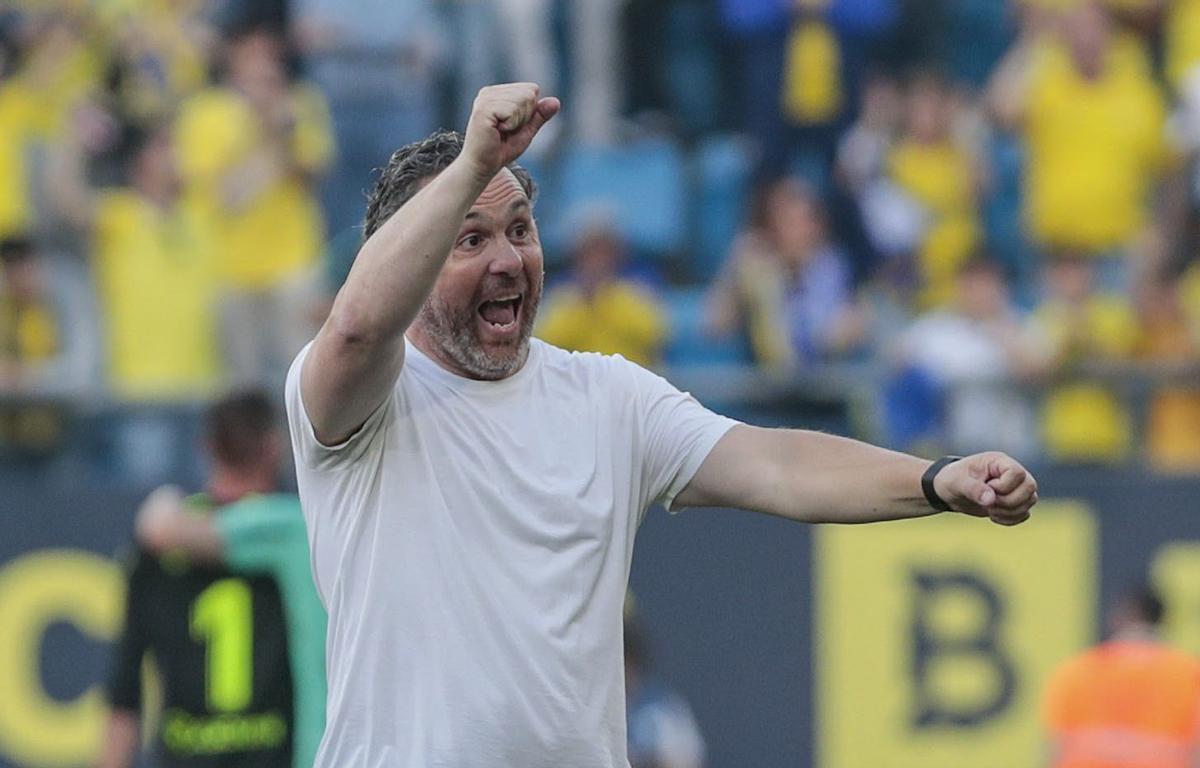 CÁDIZ, 07/05/2022.- El entrenador del Cádiz CF Sergio González celebra la victoria ante el Elche, tras el partido de la jornada 35 de Liga en Primera División que enfrentó al Cádiz CF y el Elche CF en el Estadio Nuevo Mirandilla, en Cádiz. EFE/Román Ríos.