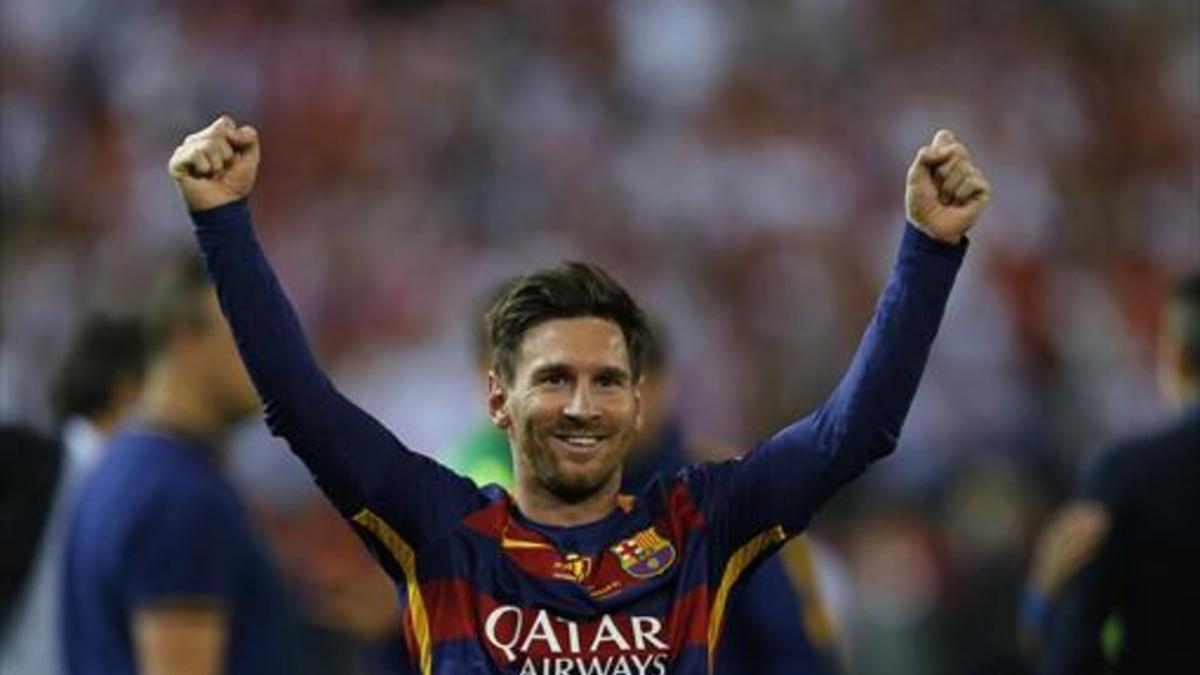 Leo Messi celebra la consecución de la Copa del Rey ante el Sevilla.