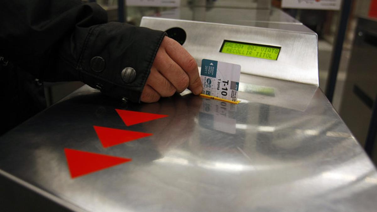 Un usuario del metro, con la tarjeta T-10, en Barcelona.