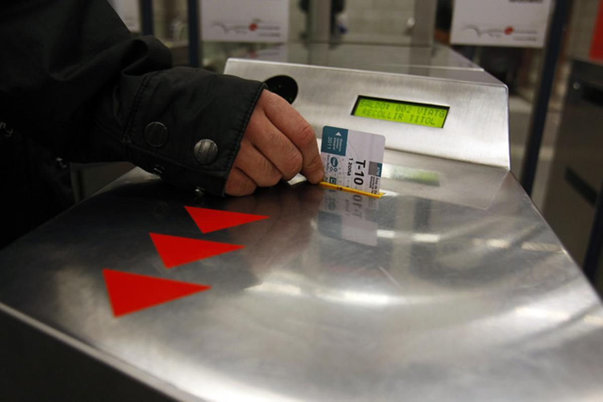 Un usuari del metro, amb la targeta T-10, a Barcelona. Un usuari del metro, amb la targeta T-10, a Barcelona.