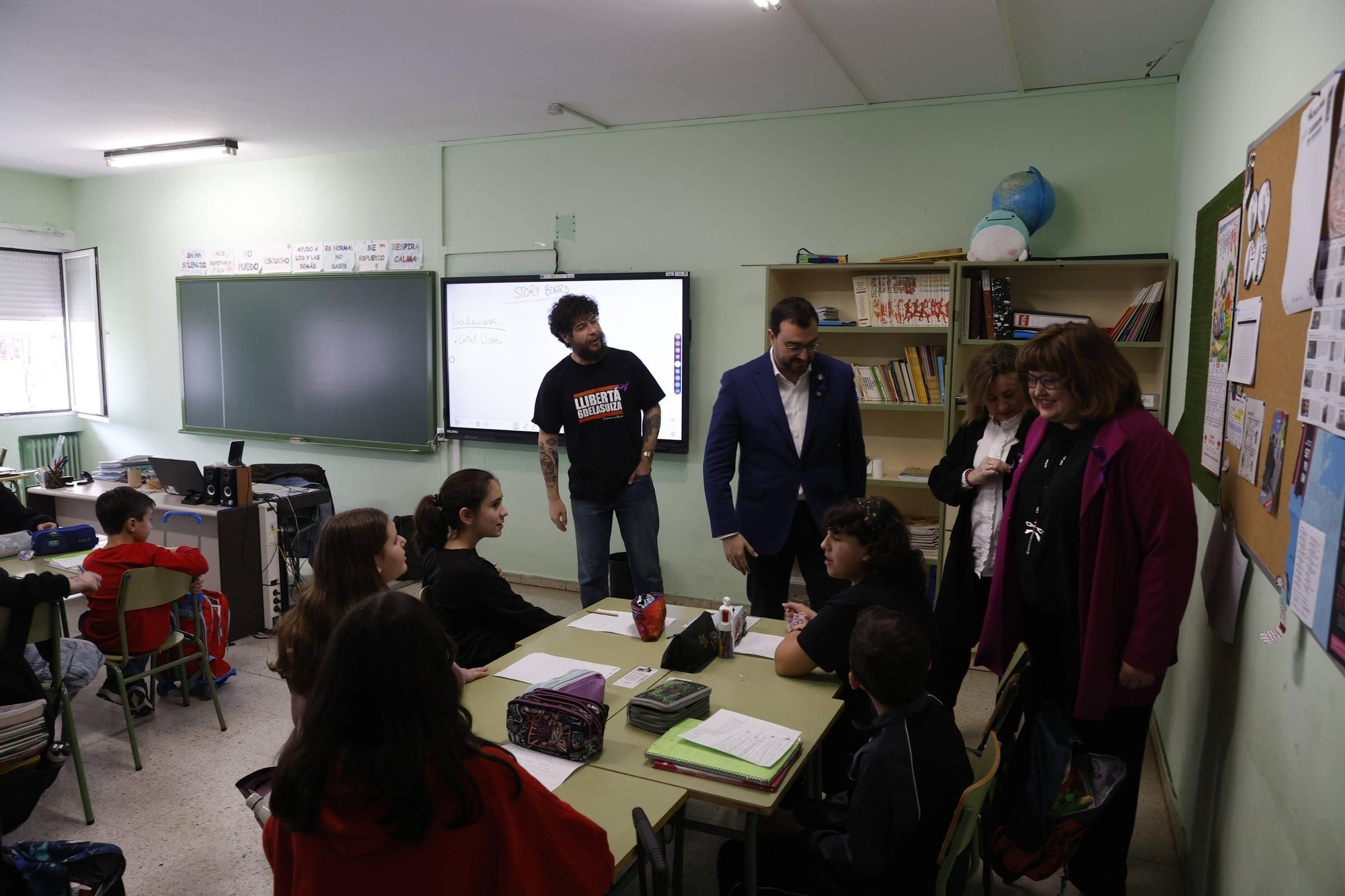 La visita de Adrián Barbón al colegio Lloréu, en Gijón