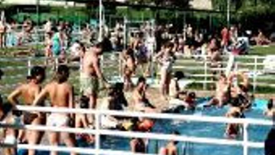 La piscina sólo tiene capacidad para 3 de cada 100 placentinos