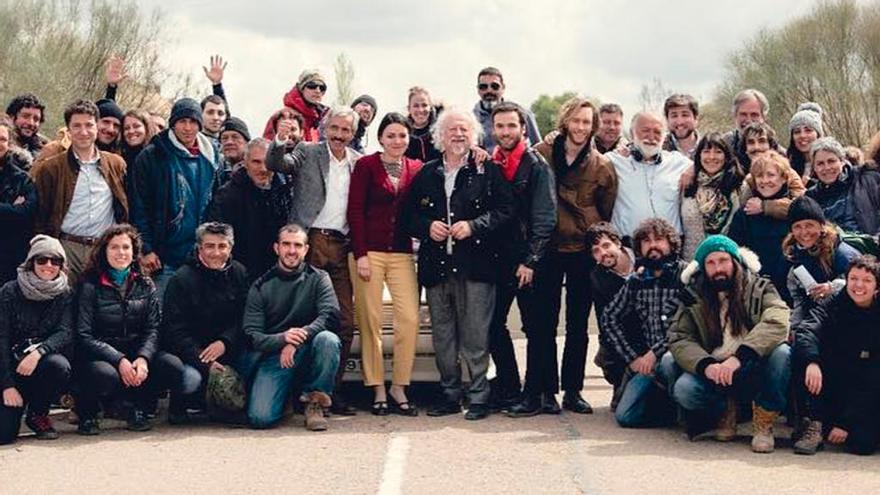 Juan Echanove (centro) con el equipo de Cuéntame // Instagram