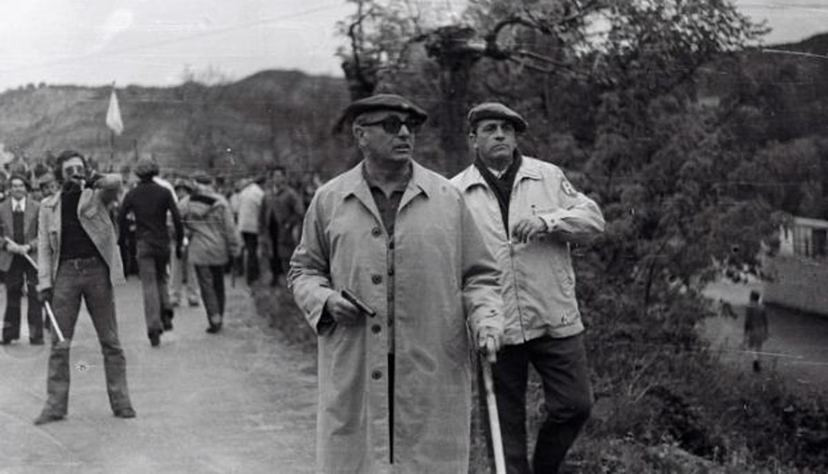 Los sucesos de Montejurra, en 1976. El conocido como 'hombre de la gabardina' empuña una pistola. A la izda. de la foto, tapándose la boca, el neofascista italiano Augusto Cauchi, militante de Ordine Nuevo. 