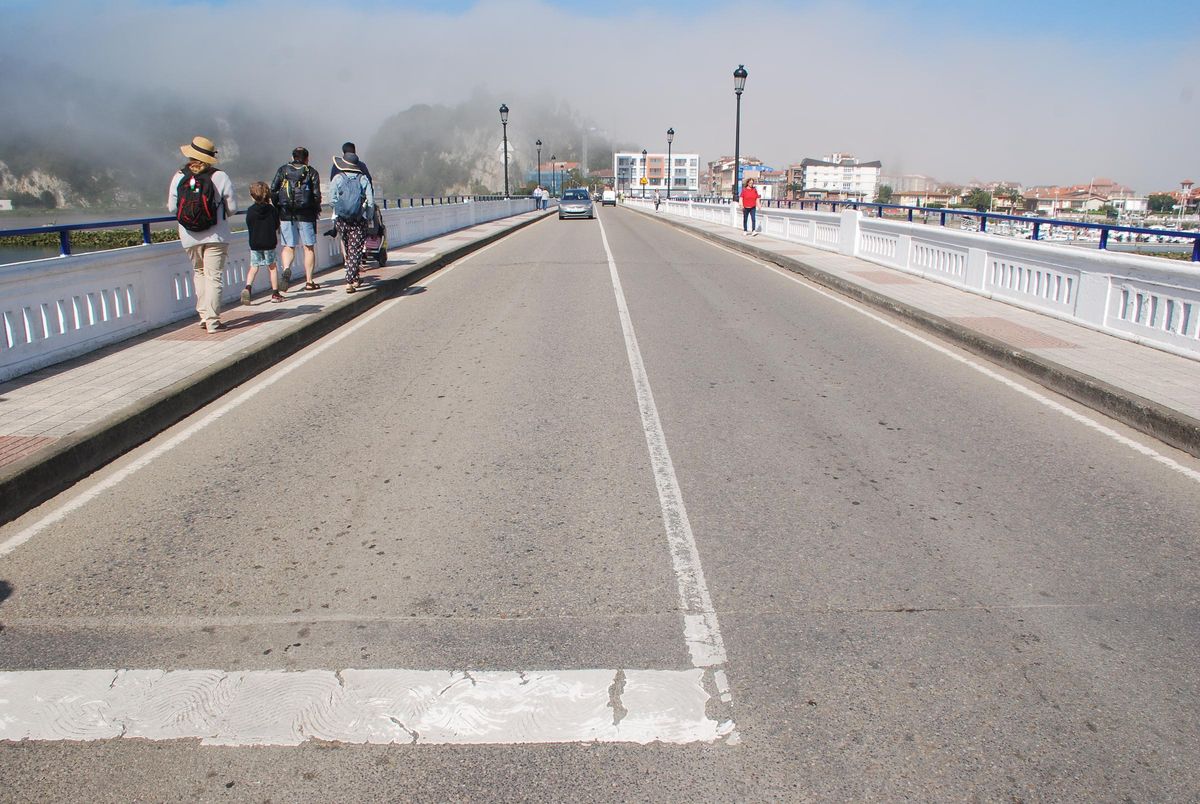 El puente sobre la ría del Sella.
