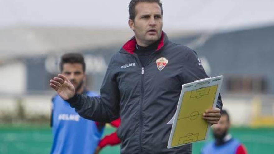 Rubén Baraja, ayer, en el campo anexo al Martínez Valero durante el entrenamiento.