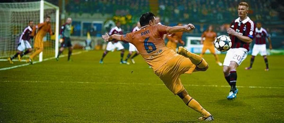 Xavi intenta el centre,malgrat la pressió d’Abate, ahir a la nit, a San Siro. Xavi intenta el centre,malgrat la pressió d’Abate, ahir a la nit, a San Siro.