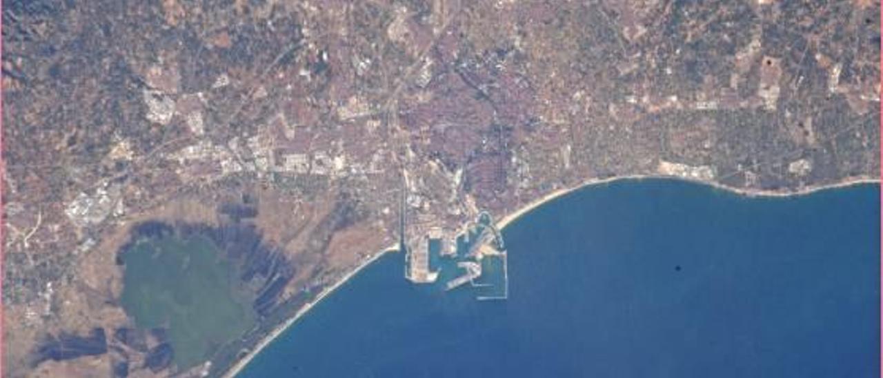 Imagen de Valencia tomada desde el módulo «Cupola» de la Estación Espacial Internacional por el astronauta Luca Parmitano (a la derecha) el pasado 17 de septiembre.