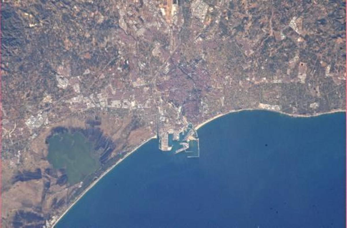 Imagen de Valencia tomada desde el módulo «Cupola» de la Estación Espacial Internacional por el astronauta Luca Parmitano (a la derecha) el pasado 17 de septiembre.