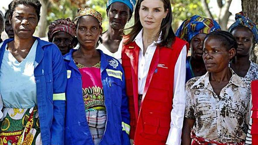 La reina Letizia, ayer, en Mozambique.