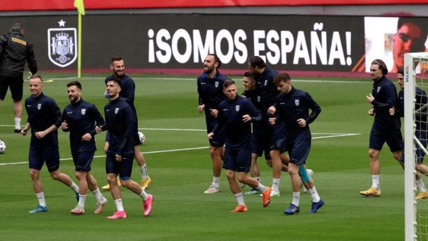 Jugadors de Kosovo entrenant-se a Sevilla aquesta setmana, abans del partit de dimecres contra Espanya.