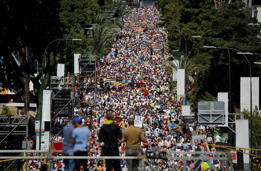 Miles de venezolanos salen a la calle para apoyar a Guaidó