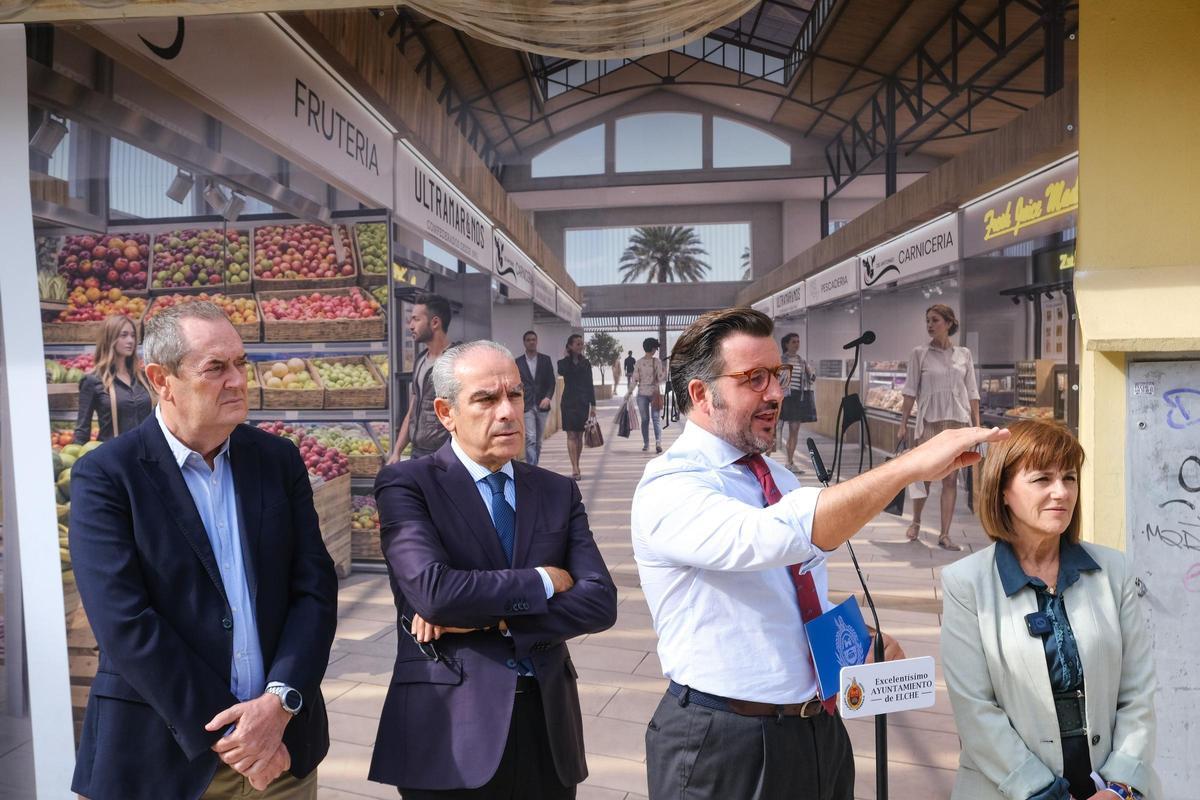 Antonio Martínez, Francisco Soler, Pablo Ruz y Aurora Rodil, frente al Mercado Central.