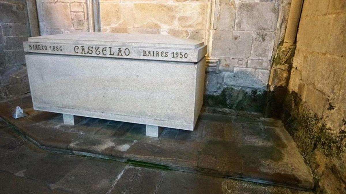 Tumba na que reposan os restos de Castelao no Panteón de Galegos Ilustres.