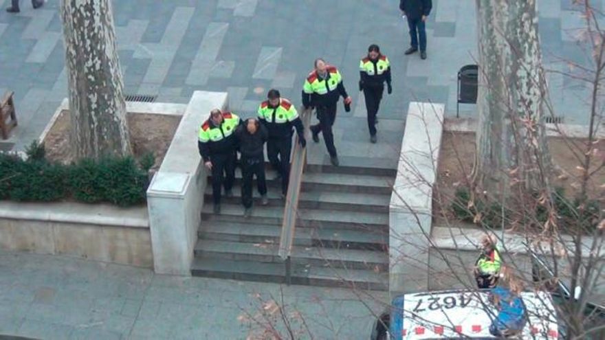 Un dels detinguts acompanyat pels Mossos.