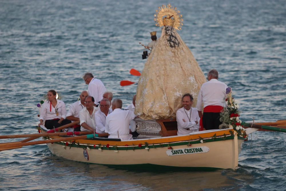 La Virgen del Carmen se hace a la mar en Pedregalejo, rodeada de cientos de personas.