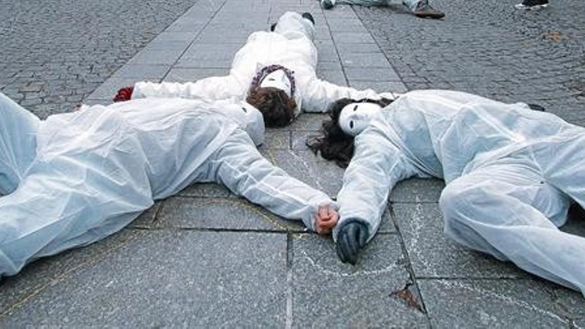 Unas mujeres simulan ser cadáveres en una protesta contra la violencia machista en París, ayer.