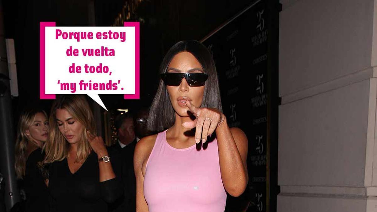 Kim Kardashian con vestido rosa chicle