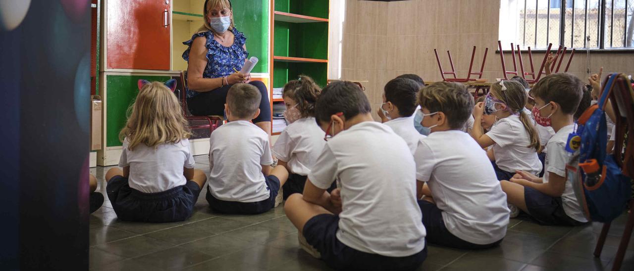 Un grupo de escolares durante el primer día de colegio de este curso en un centro de Tenerife.