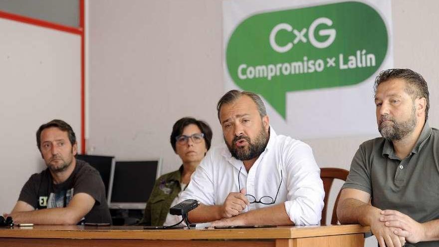 José M. Fernández, Fina Fernández, Rafael Cuíña y Miguel Medela, ayer en la sede del partido. // Bernabé/J.Lalín