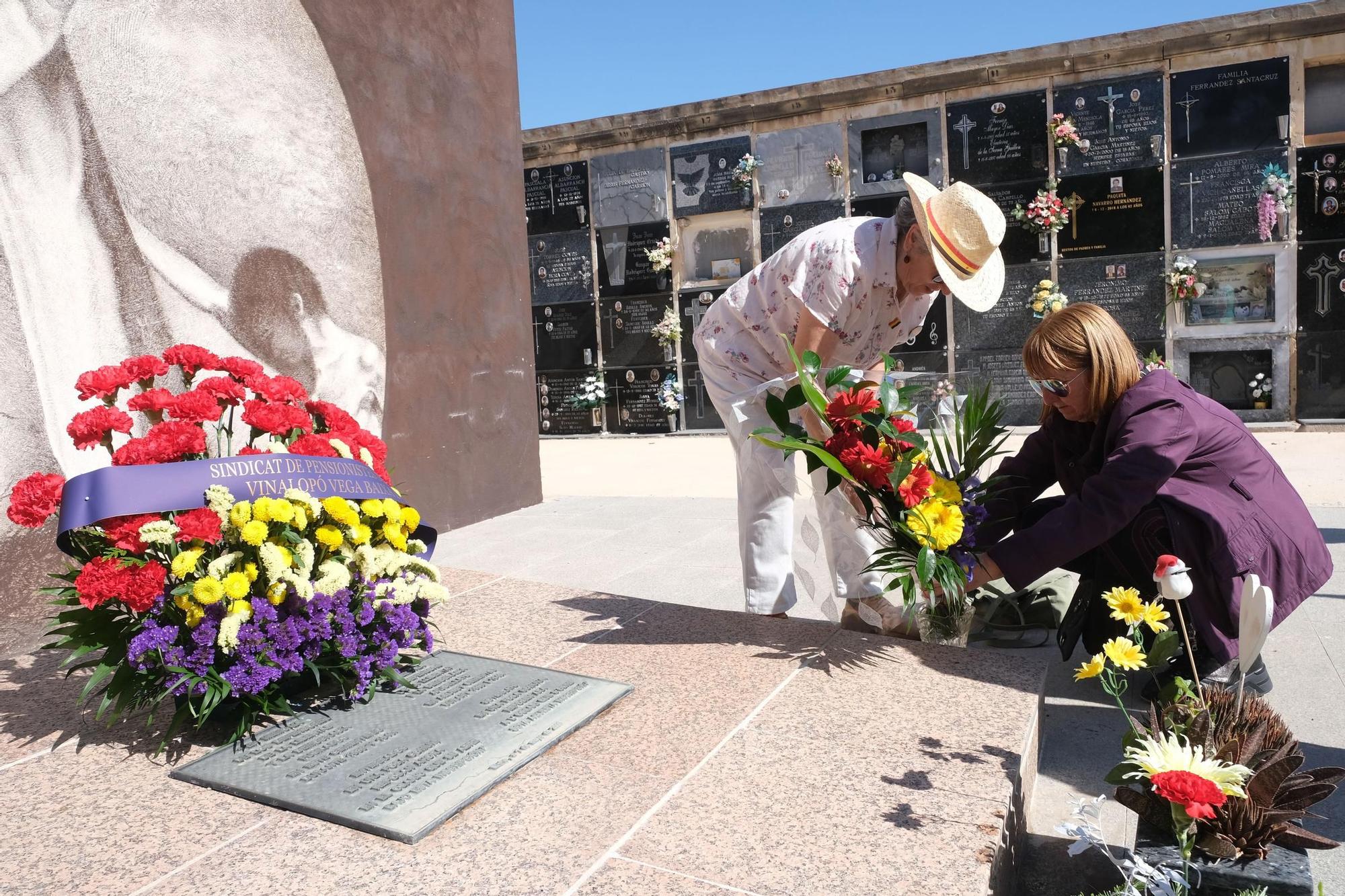 Así ha sido el homenaje a los jóvenes sindicalistas fusilados en el Cementerio Viejo de Elche en 1939