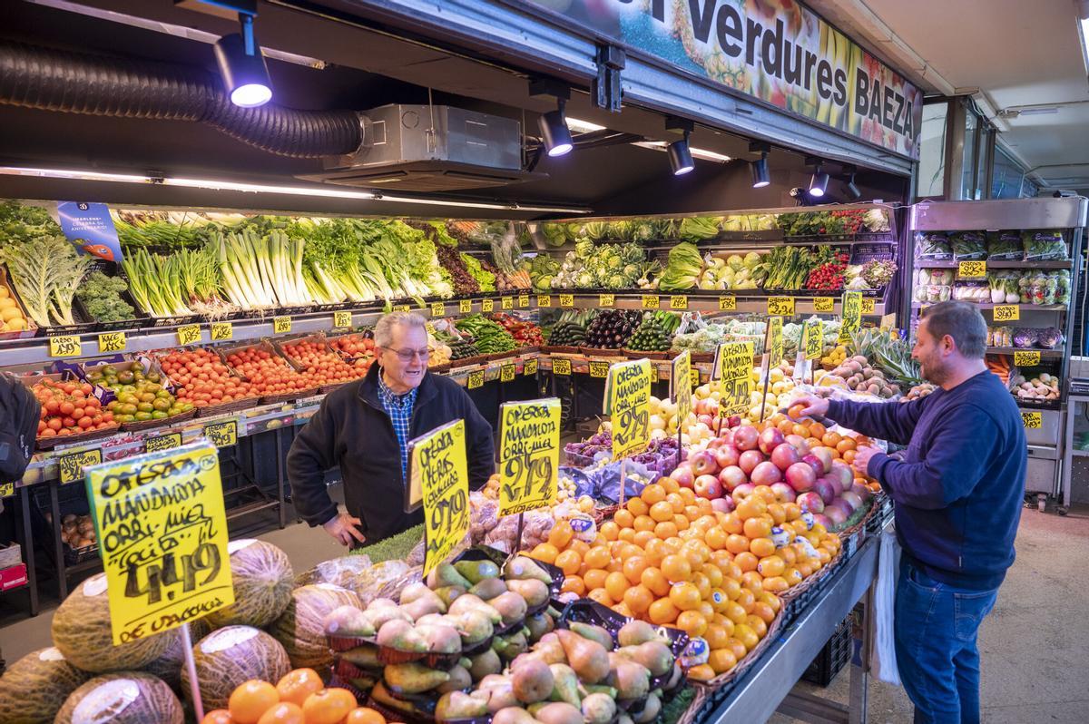 Antonio Baeza, presidente de los paradistas, en su parada de frutas y verduras Baeza, en el ‘viejo’ mercado de Montserrat en Nou Barris