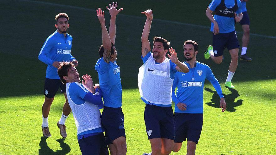 Jugadores del Málaga CF, durante un entrenamiento en La Rosaleda.