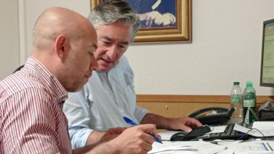 Por la izquierda,  Rodrigo Pintueles  y Pablo González, ayer, en la sede  local del PP.