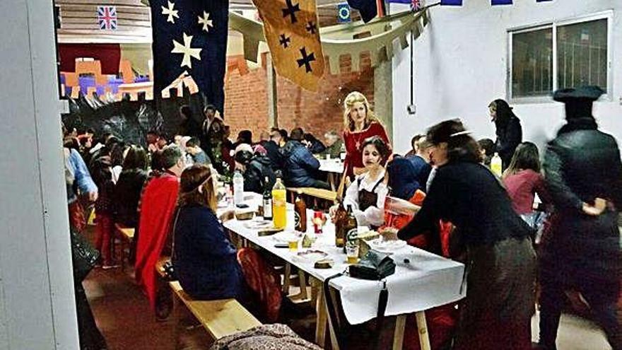 Participantes en una cena de época celebrada en Camarzana de Tera.