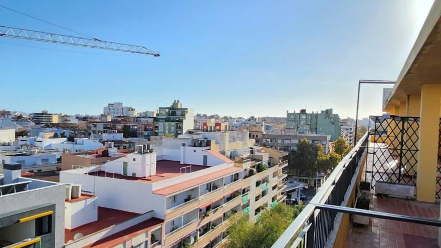 Oportunidad única: Espacioso ático en venta en Palma con vistas despejadas y enormes terrazas