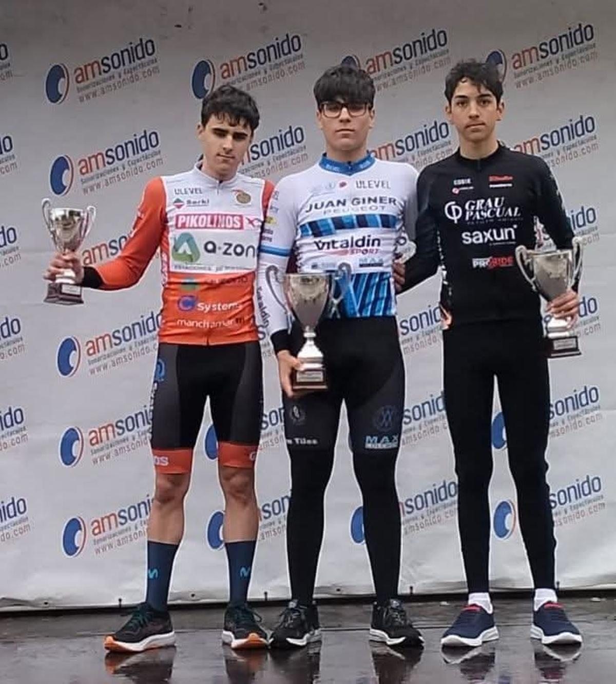 El ciclista de Canals Vicent Andrés, al centro, en la primera plaza del podio.