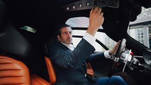 Alejandro Mesonero en el interior del Alfa Romeo 33 Stradale