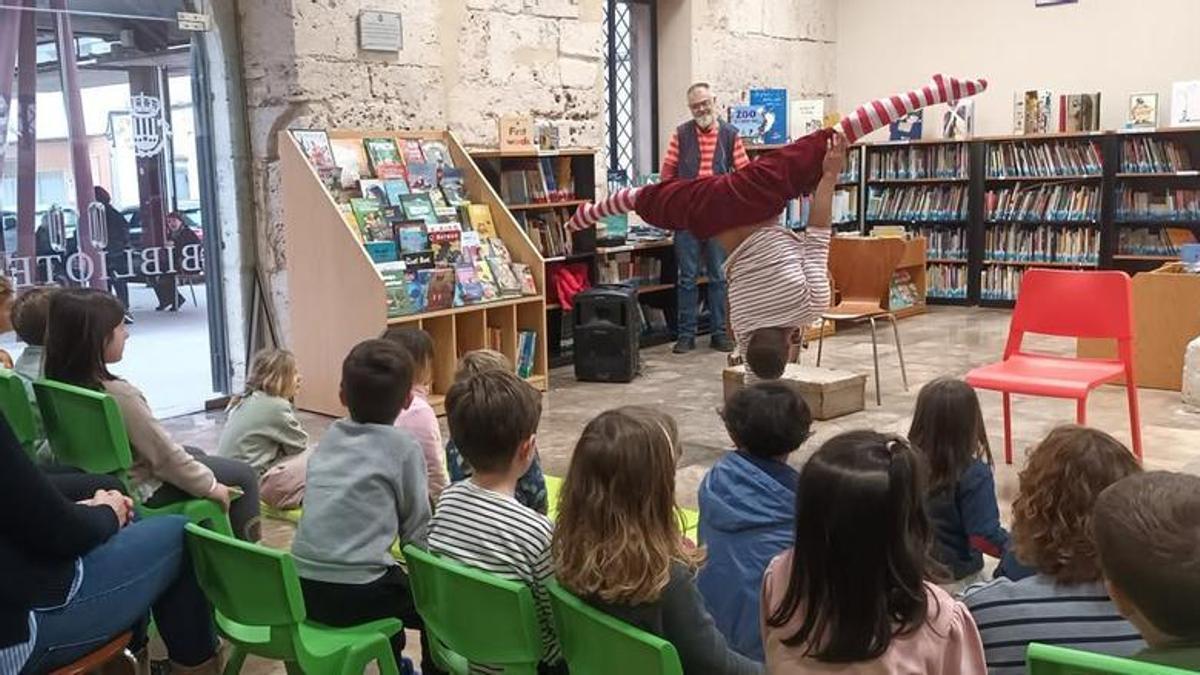 Una actividad para el público infantil celebrada en la biblioteca de Guadassuar.