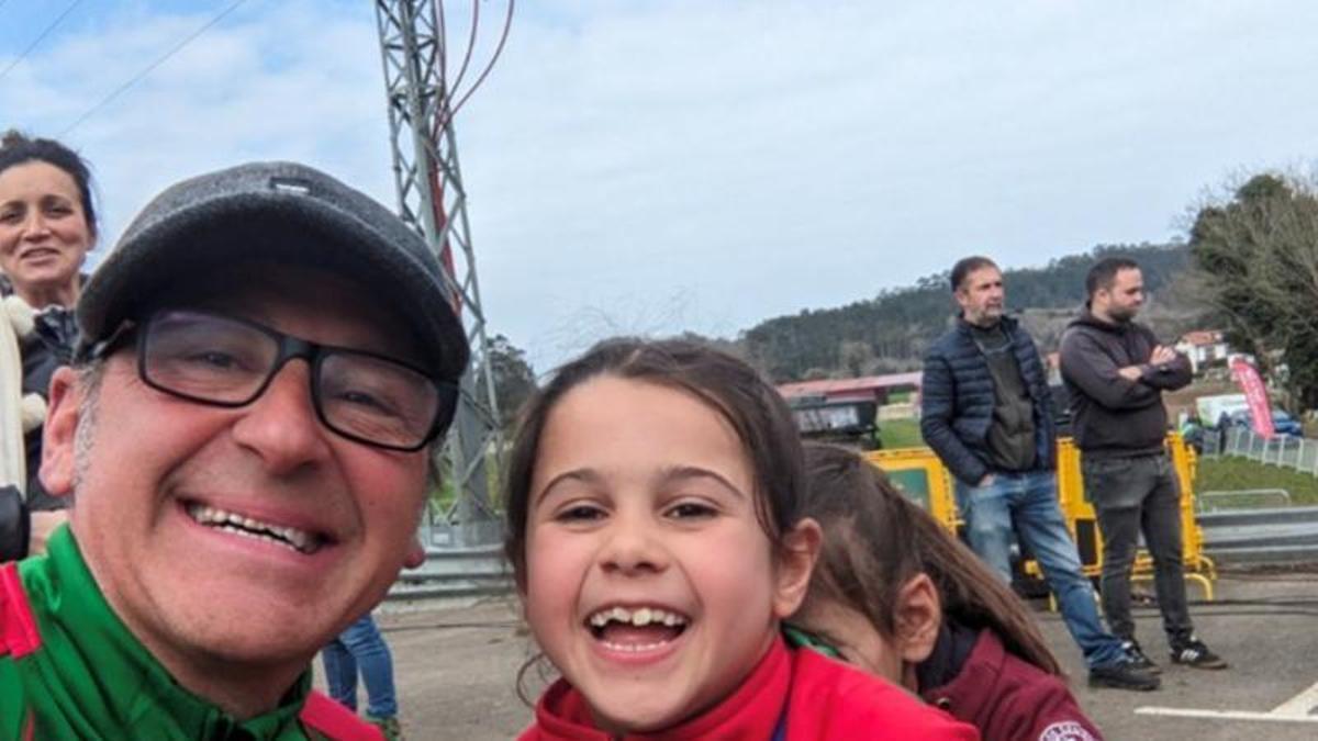 Paco Martínez Soliño, a la izquieda, con una niña.