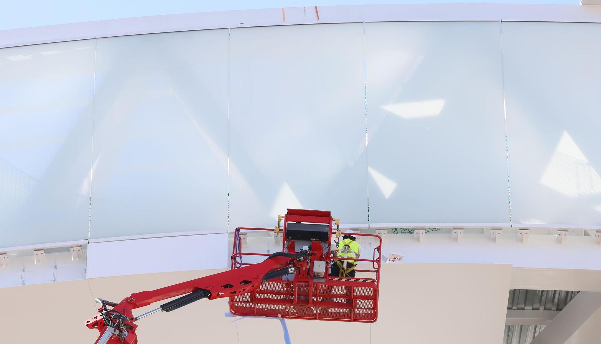 El anillo del ascensor HALO finaliza su izado y "aluniza" en la plaza de Vialia