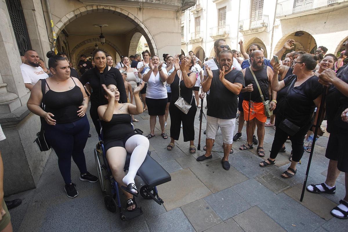 Les imatges de la protesta dels familiars i veïns de les víctimes del crim de la Font de la Pólvora