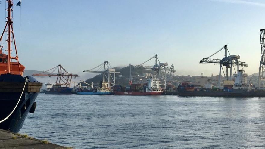 Cuatro buques atracados en la terminal de contenedores de Vigo.