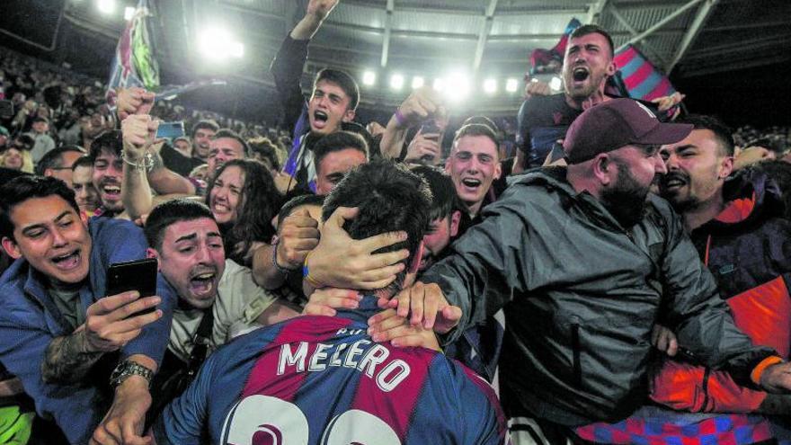 Los aficionados del Levante UD celebran con Melero el tanto del triunfo ante la Real Sociedad. | FRANCISCO CALABUIG