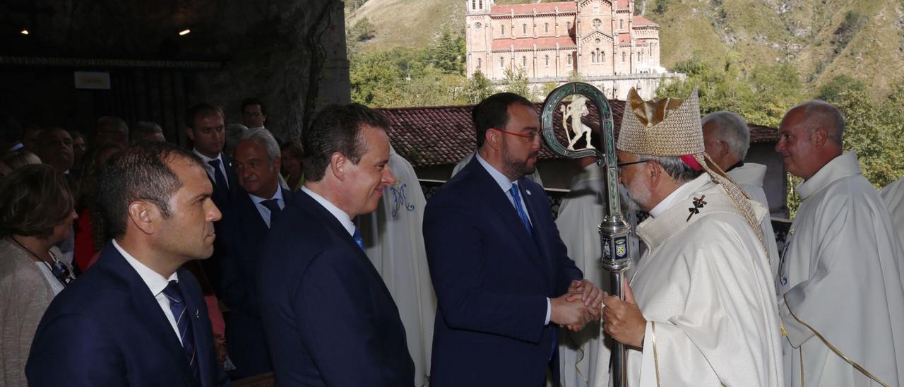 Jesús Sanz Montes saluda en la cueva de la Santina a Adrián Barbón en presencia de Marcelino Marcos y José Manuel González (a la izquierda).  | Luisma Murias