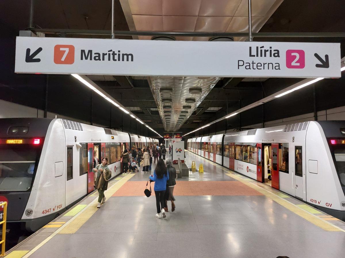 Pasajeros de Metrovalencia en una de las estaciones.