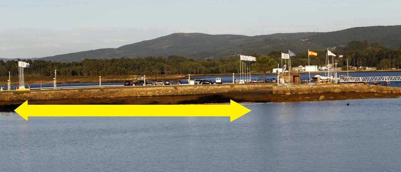 La línea amarilla muestra la explanada acotada por el Club Náutico Isla de La Toja. |   //  NOÉ PARGA