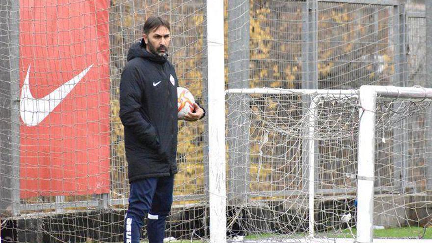 Martínez, dirigiendo un entrenamiento de su equipo.