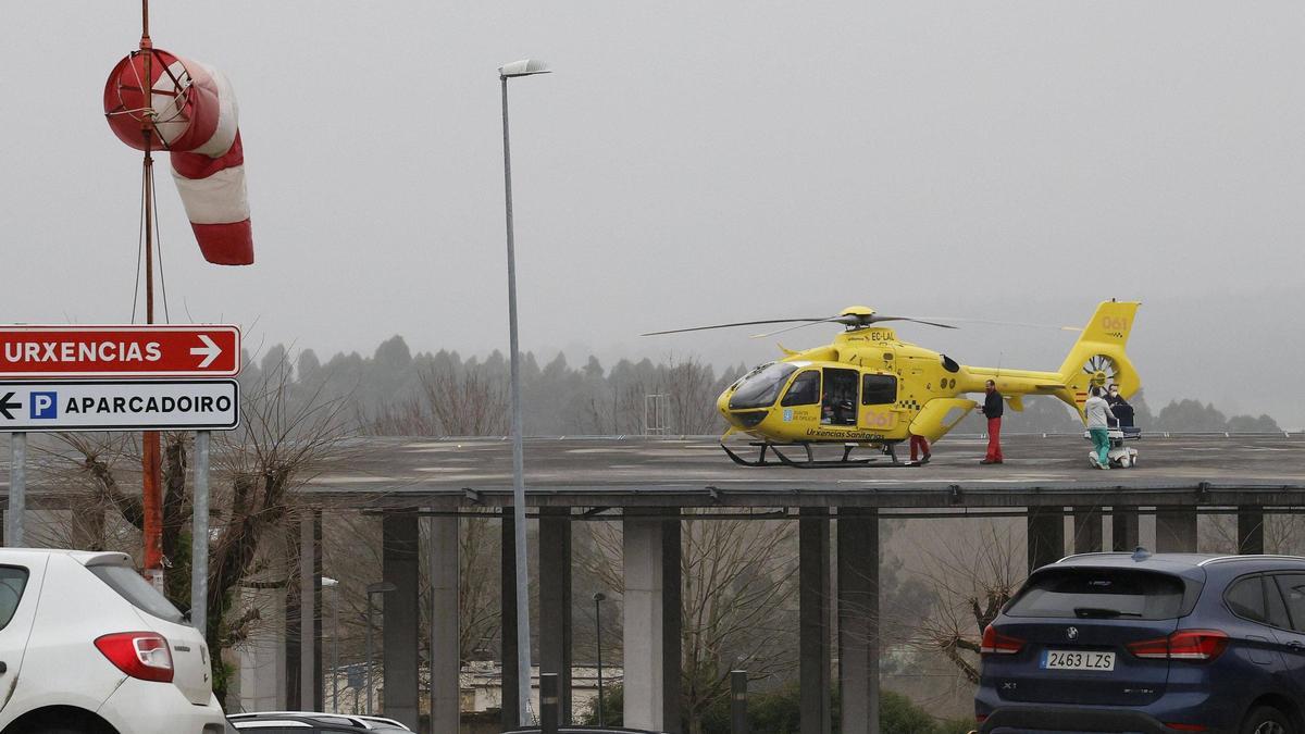 Helicóptero del 061 en el helipuerto del Hospital Clínico