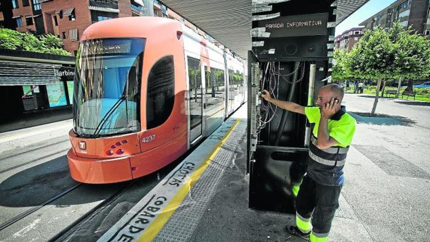 Un trabajador de FGV supervisa una parada técnica en Garbinet, ayer.