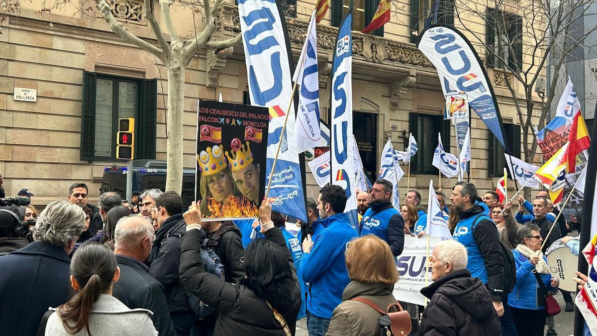 La manifestación organziada por el Sindicato Unificado de Policías (SUP) delante de la delegación del Gobierno en Barcelona contra el traspaso de competencias en inmigración.