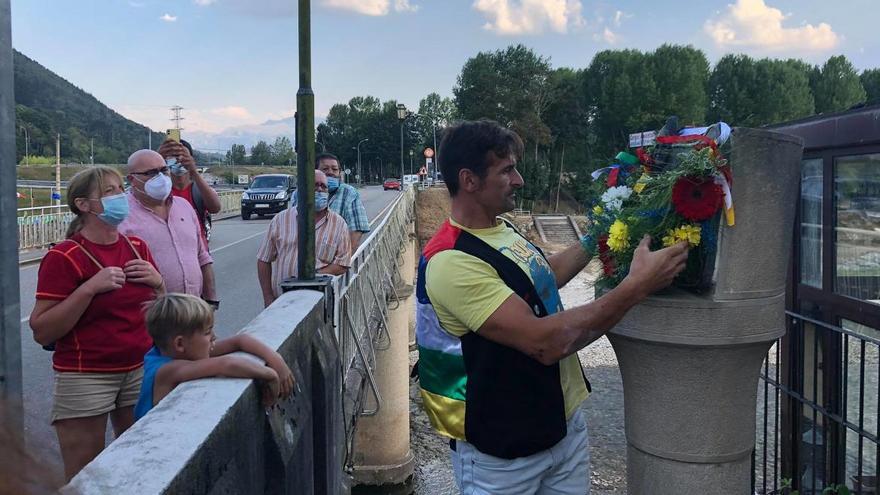 Emilio Llamedo Iglesias, hijo de Emilio Llamedo Olivera, colocando un collar de flores al busto de su padre, esta tarde