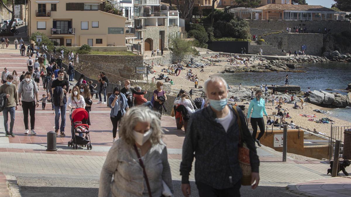 El paseo de la playa del Canadell de Calella de Palafrugell, la mañana del domingo